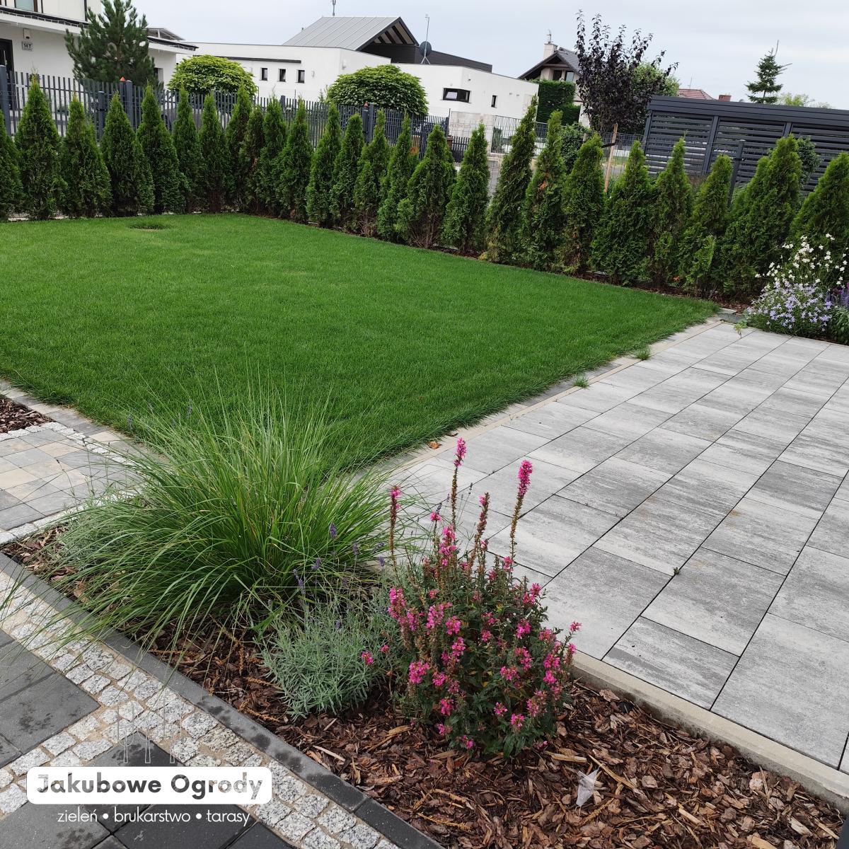 Nowoczesny ogród pełen zieleni i harmonii