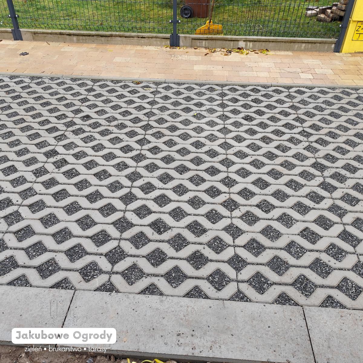 Wjazd na posesję oraz miejsce parkingowe