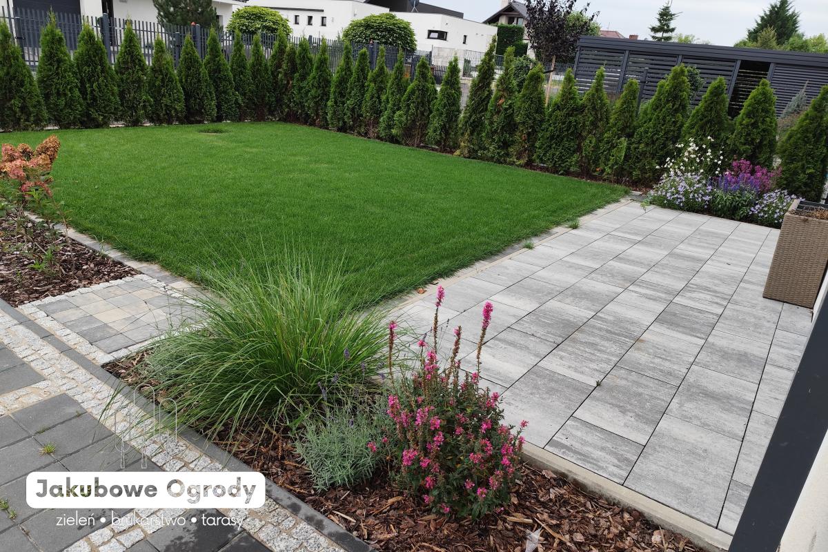 Nowoczesny ogród pełen zieleni i harmonii