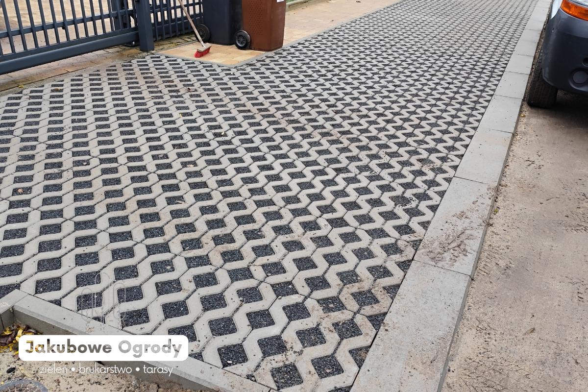 Wjazd na posesję oraz miejsce parkingowe