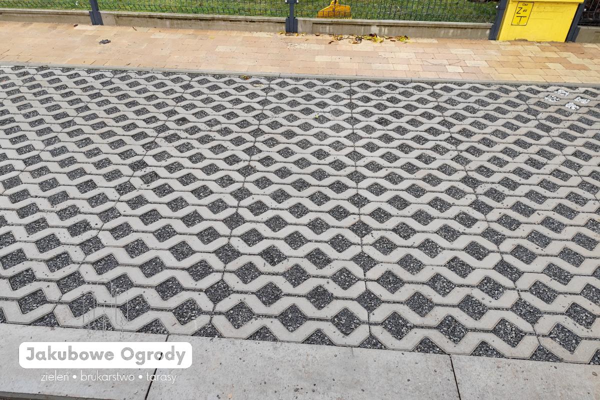 Wjazd na posesję oraz miejsce parkingowe