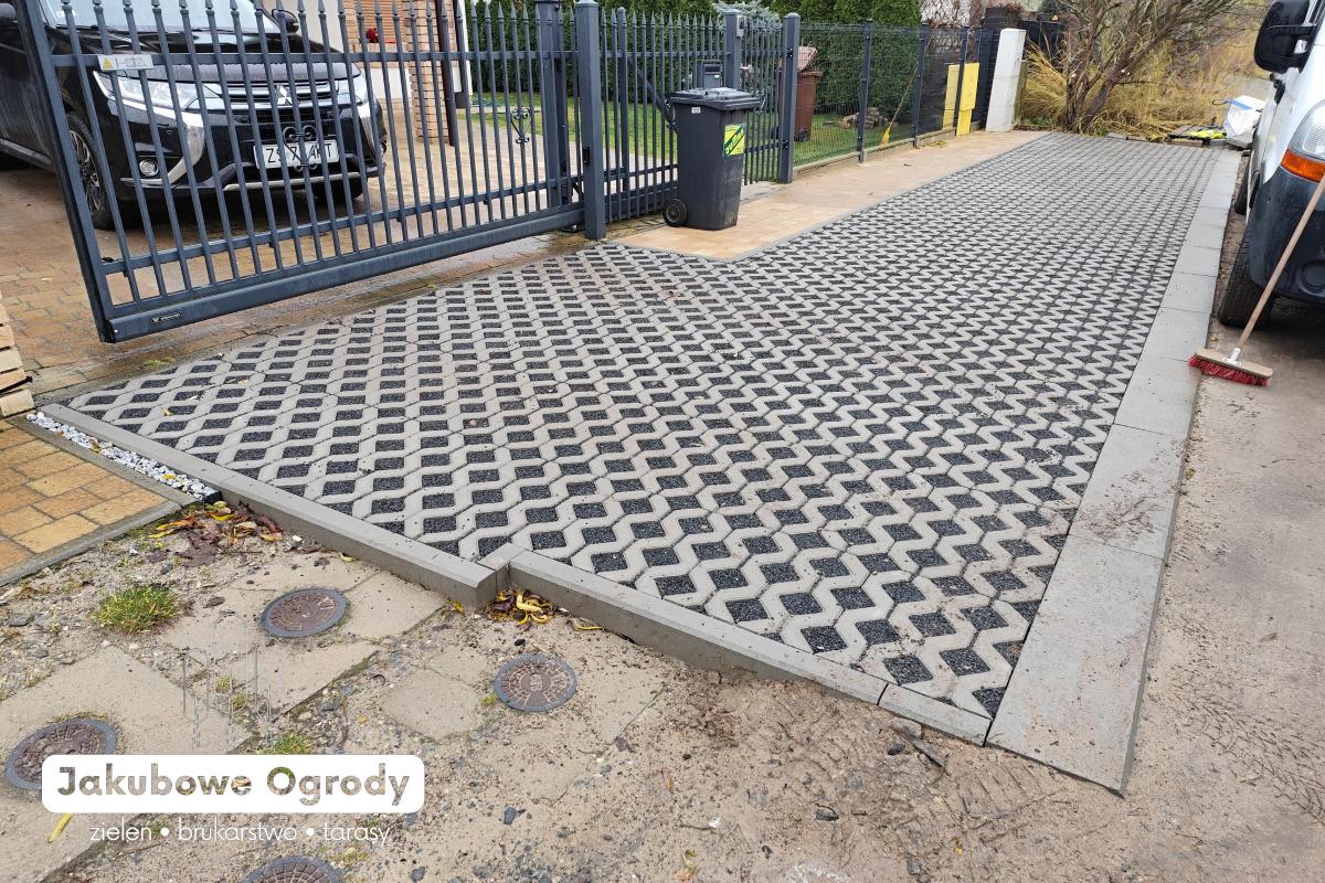 Wjazd na posesję oraz miejsce parkingowe