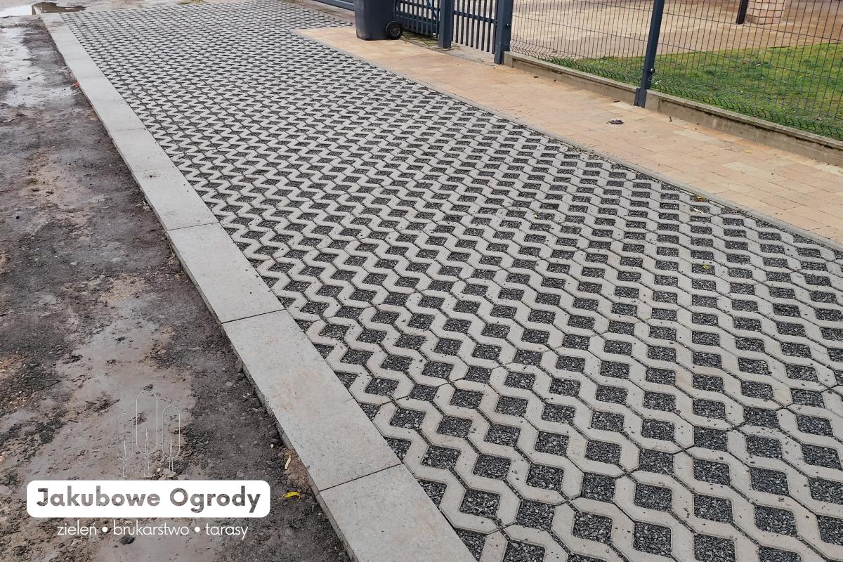 Wjazd na posesję oraz miejsce parkingowe