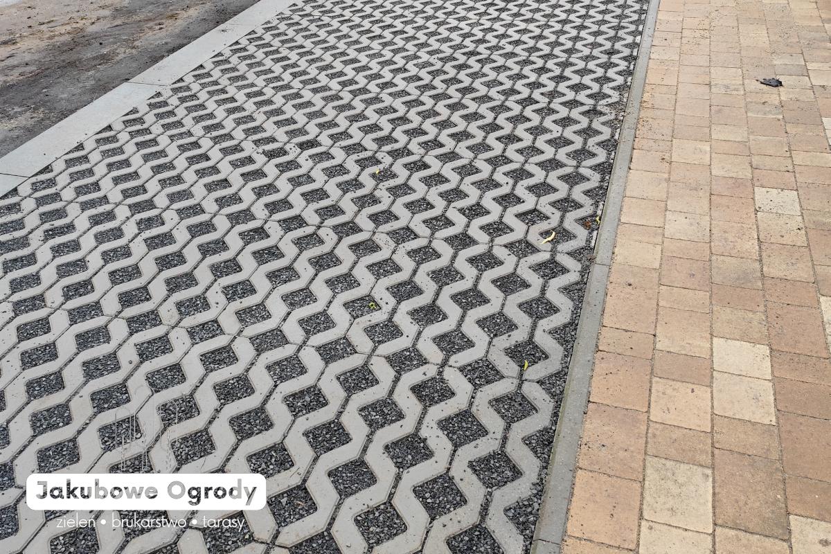 Wjazd na posesję oraz miejsce parkingowe