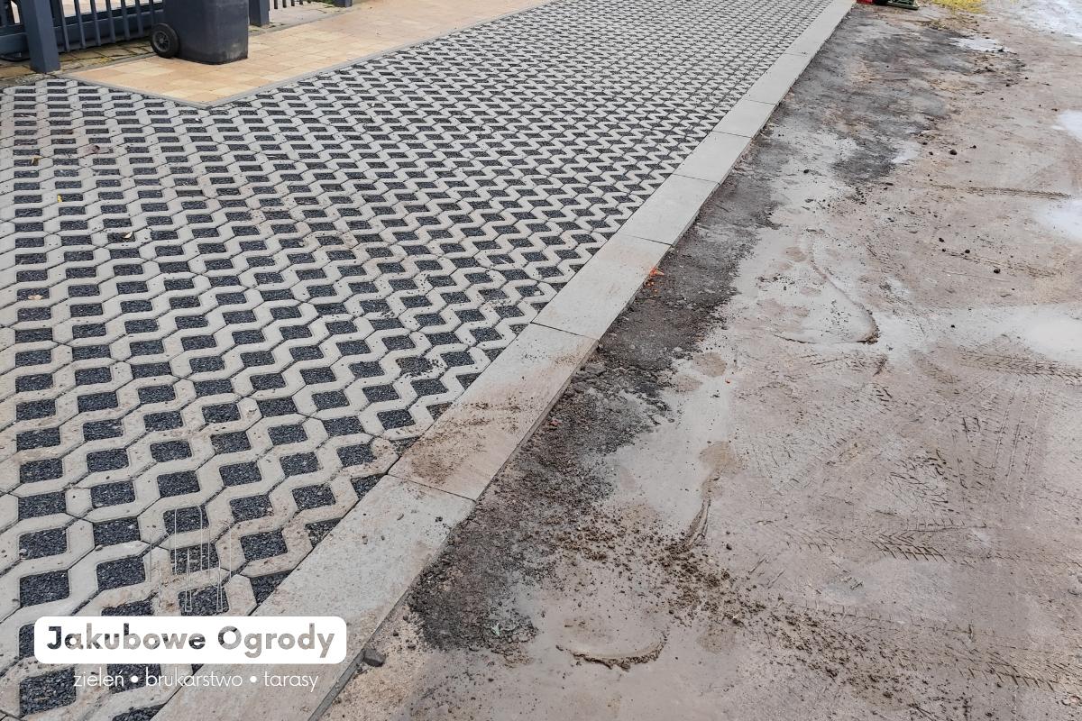 Wjazd na posesję oraz miejsce parkingowe